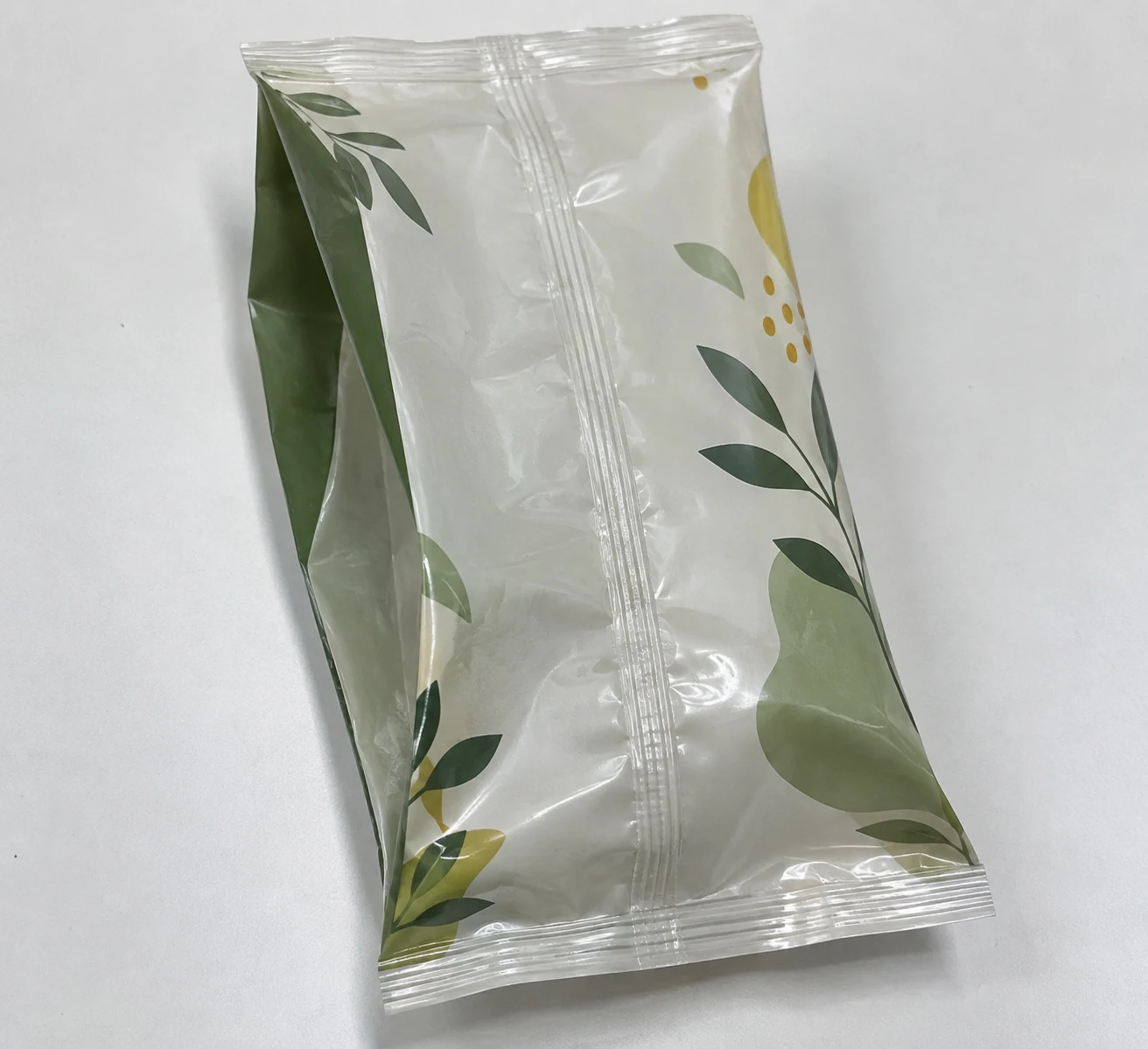 Druckverpackung Mockup · Seitenfaltenbeutel mit mittiger Rückennaht · Reflexion