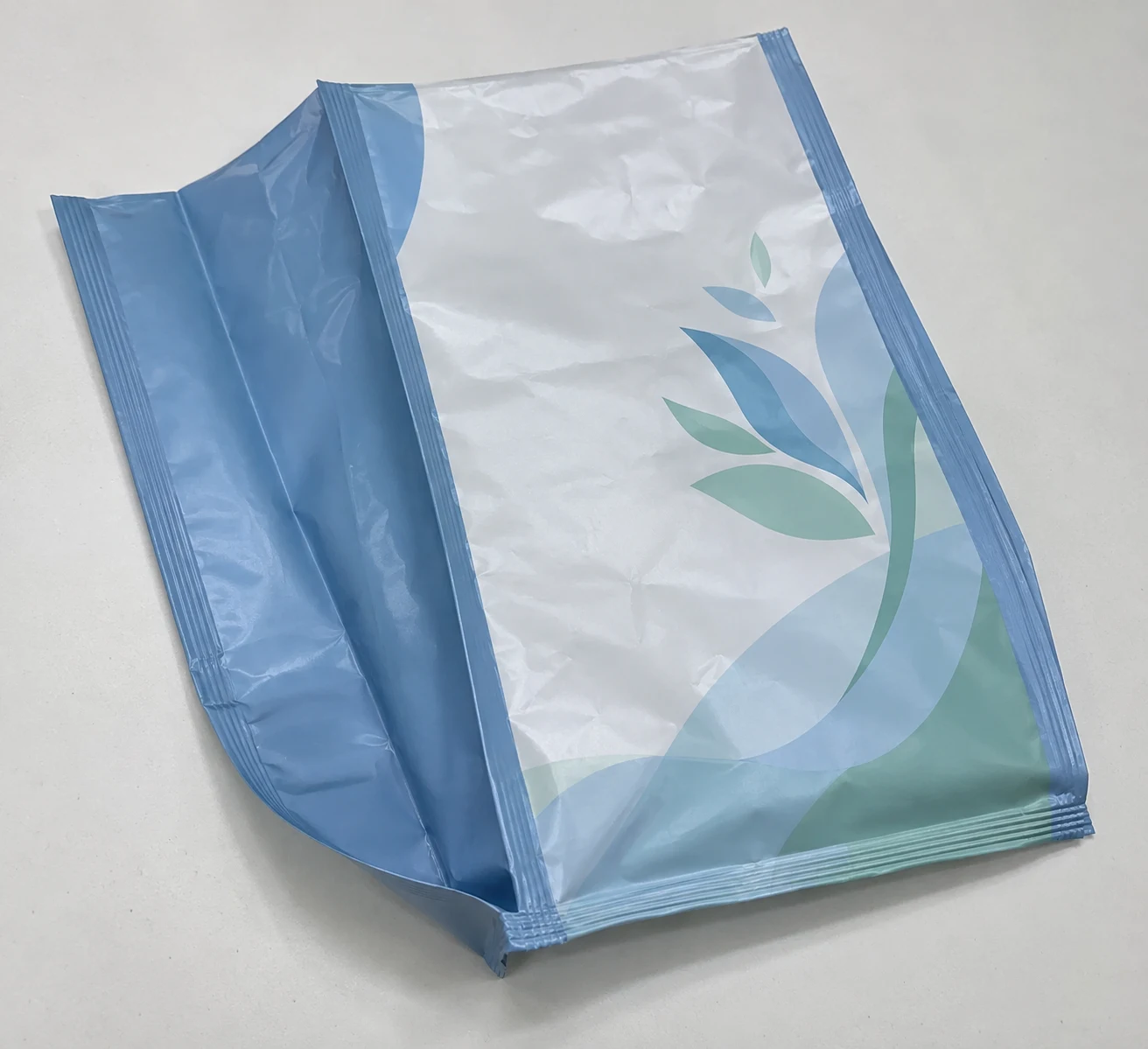 Imballaggio stampato Mockup · Buste con soffietti laterali e quattro saldature longitudinali · cura