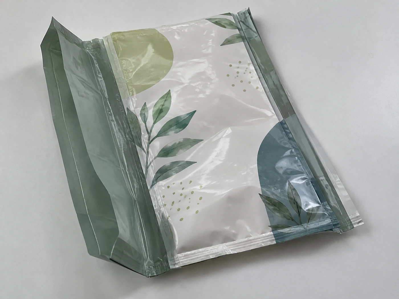Druckverpackung Mockup · Seitenfaltenbeutel mit vier Längsnähten · Reflexion